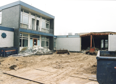 503103 Gezicht op het politiebureau Marco Pololaan 6 te Utrecht, tijdens de sloop.